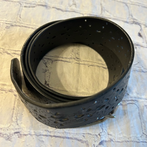 BOHO BLACK NON LEATHER WITH GUNMETAL BUCKLE AND STUDS ON FLORAL WITH CUTOUT BELT - Picture 2 of 8